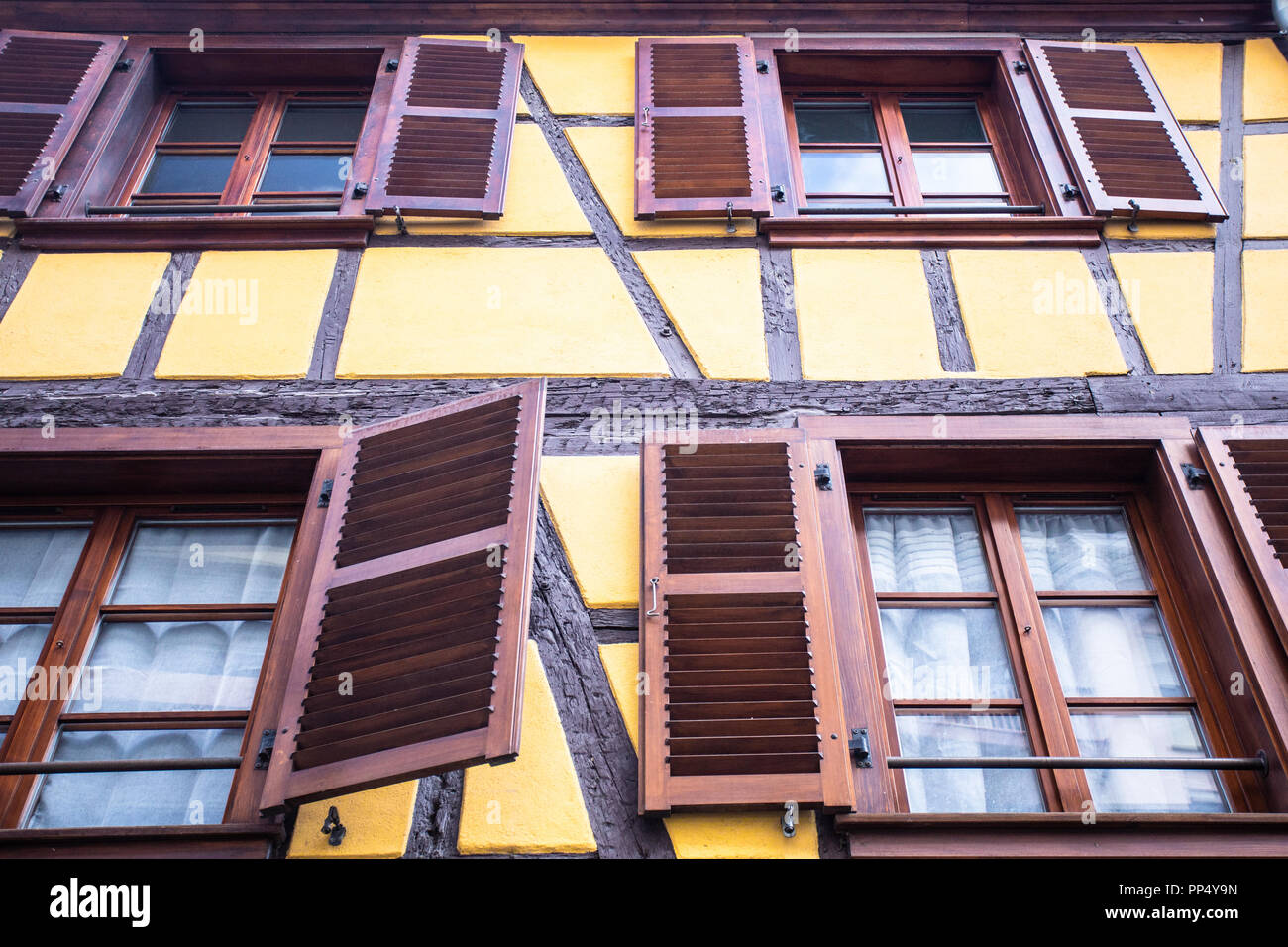 Plus de détails sur charmant bâtiment à colombages avec volets sur windows photographié à Strasbourg, France Banque D'Images