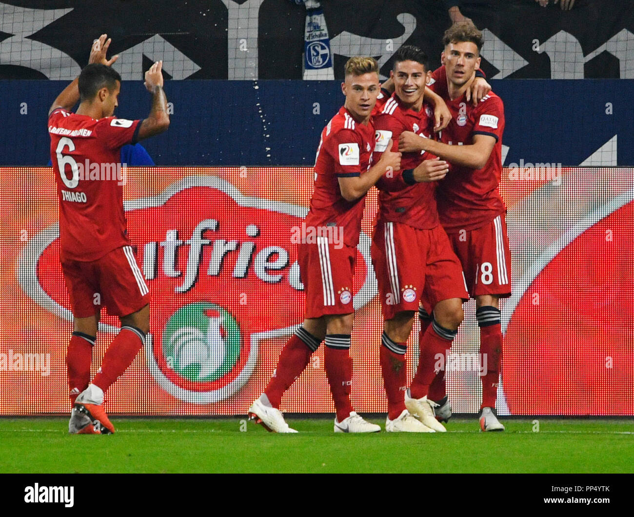 Veltins-Arena Gelsenkirchen Allemagne , 22.9.2018, première saison de Bundesliga 2018/2019 journée 4, Schalke 04 (S04) vs FC Bayern Munich ---- buteurs James Rodriguez (Bayern, 2e fr. à droite) célèbre avec Joshua Kimmich (Bayern) et Leon (Goretzka MŸnchen) DFL règlement interdit toute utilisation des photographies comme des séquences d'images et/ou quasi-vidéo : kolvenbach/Alamy Live News Banque D'Images