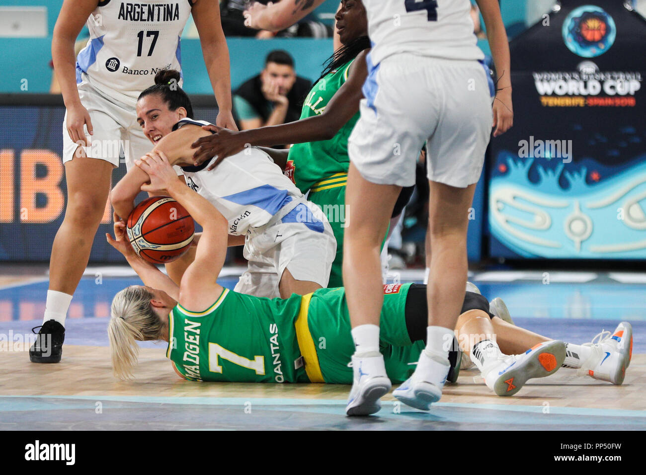 Tenerife, Espagne. 29Th Sep 2018. Tess Madgen (bas) de l'Australie des eddv pour la balle durant le match du groupe B entre l'Australie et l'Argentine à la FIBA 2018 Coupe du Monde féminine de basket-ball à Santa Cruz de Tenerife, Espagne, 23 septembre 2018. L'Australie a gagné 84-43. Credit : Zheng Huansong/Xinhua/Alamy Live News Banque D'Images