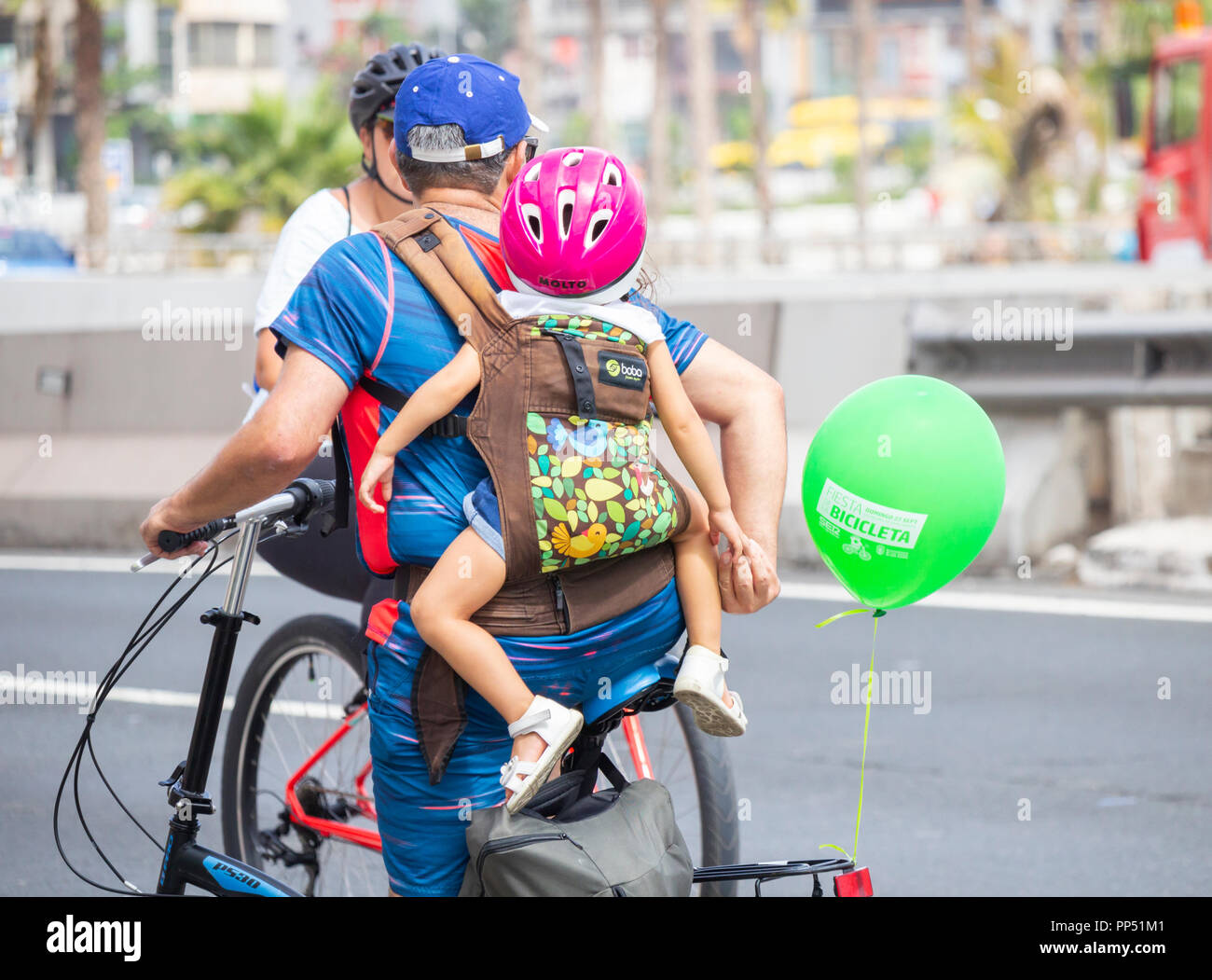 L'enfant cycliste sur le dos. Banque D'Images