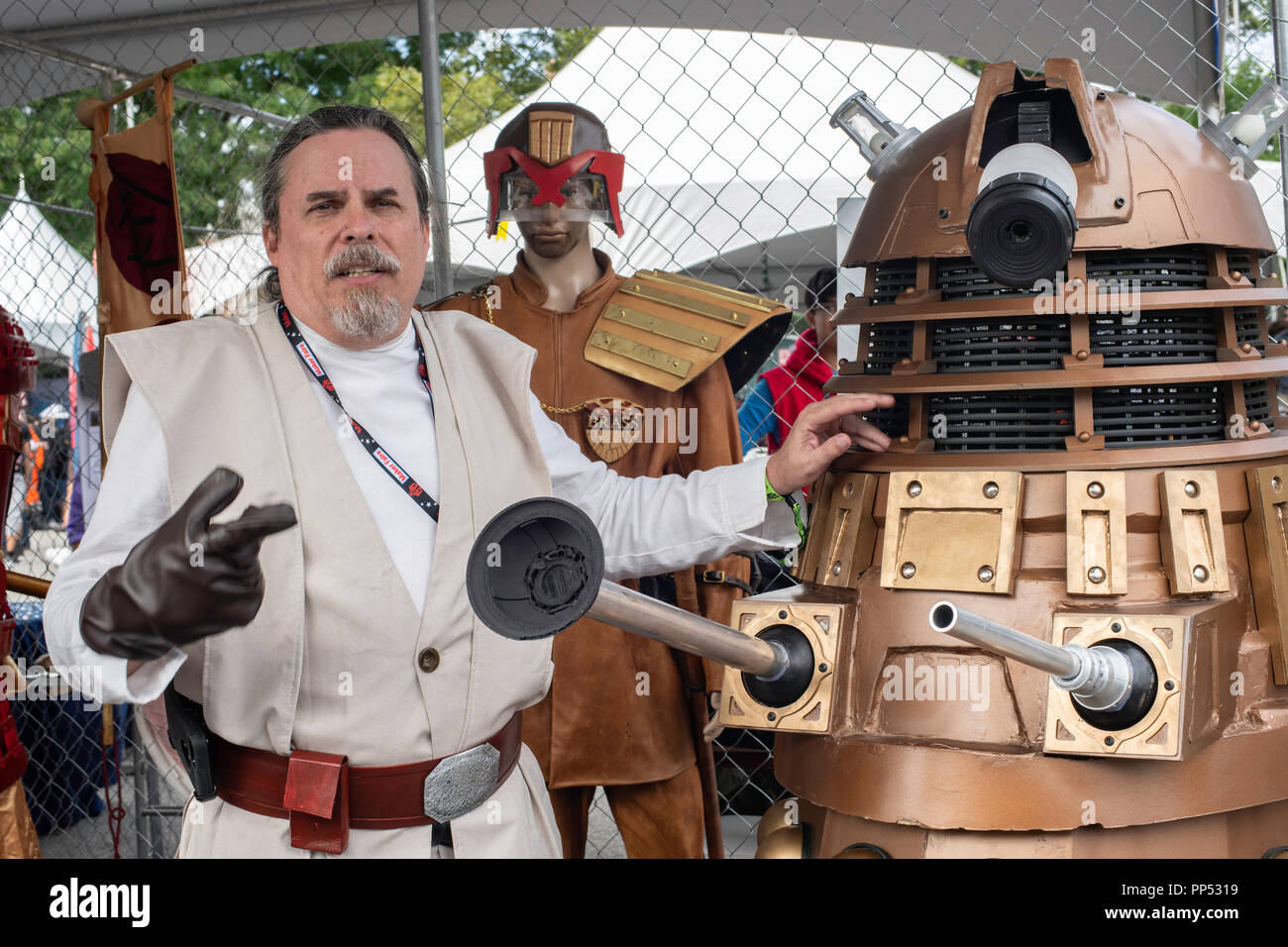 New York, USA, 22 Septembre, 2018 Thomas Jewell décrit comment il a créé son costume Dalek au Maker Faire à New York. Il peut contrôler le costume à partir de l'intérieur et a une voix modulator qui lui permet de ressembler à un membre de la race fictive de la série télévisée Dr. Who. Le festival est un événement de deux jours qui comprend des expositions, conférences et ateliers portant sur les décisions et la culture DIY. Cette année comprenait une section axée sur le cosplay, une forme de l'art de la performance à l'aide de costumes. Credit : A.L. Faille/Alamy Live News Banque D'Images