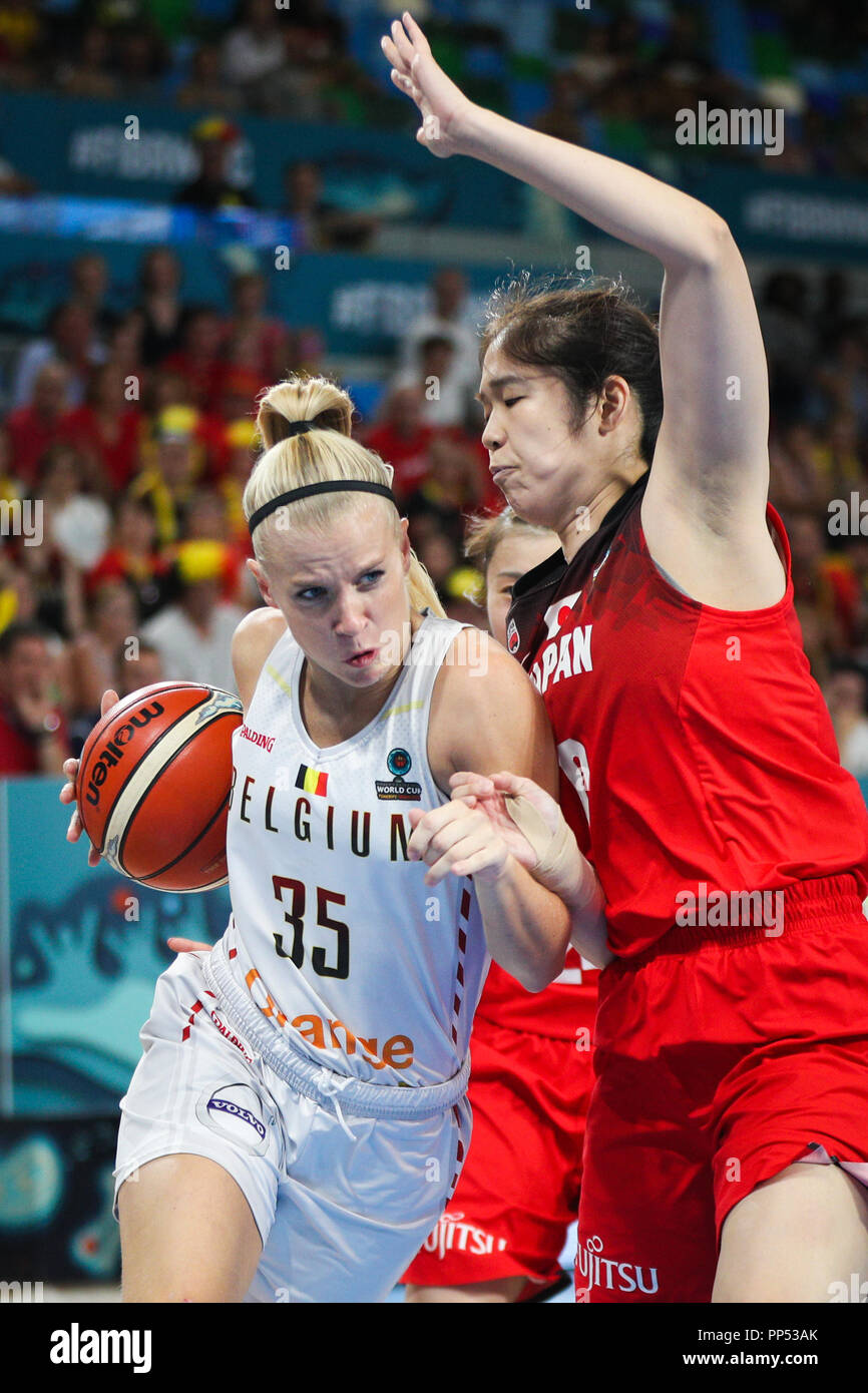 Tenerife, Espagne. 29Th Sep 2018. Julie Vanloo (L) de Belgique contrôle le  ballon pendant le match du groupe C entre le Japon et la Belgique à la FIBA  2018 Coupe du Monde