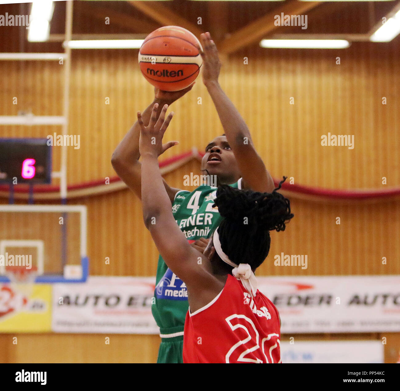 Wasserburg, Allemagne. 22 Sep, 2018. De gauche PIERRE-Kimberley LOUISE (Keltern/CAN), Ashley Briana WILLIAMS (Wasserburg/US), .Da-Basketball, Pokal 2018/19, 2. Runde, 22.09.19, .tsv Wasserburg vs Rutronik Stars Keltern, . Wasserburg, Badria Sportzentrum. Credit : Wolfgang Fehrmann/ZUMA/Alamy Fil Live News Banque D'Images