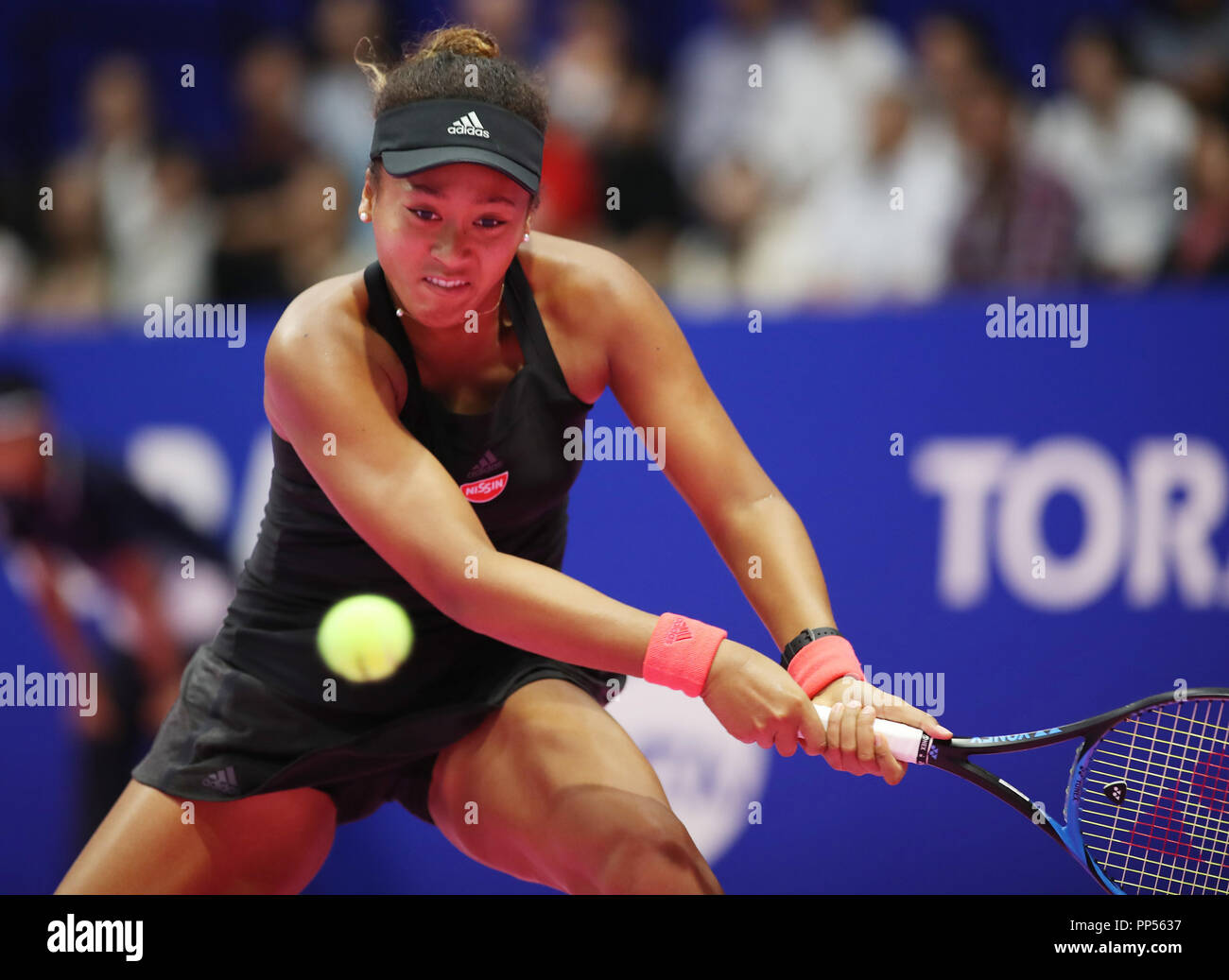 Tokyo, Japon. 22 Sep, 2018. Champion de l'US Open du Japon Osaka Naomi renvoie la balle contre Camila Giorgi de l'Italie au cours de la demi-finale du Toray Pan Pacific Open de tennis à Tokyo le samedi, Septembre 22, 2018. Osaka défait Giorgi 6-2, 6-3. Credit : Yoshio Tsunoda/AFLO/Alamy Live News Banque D'Images