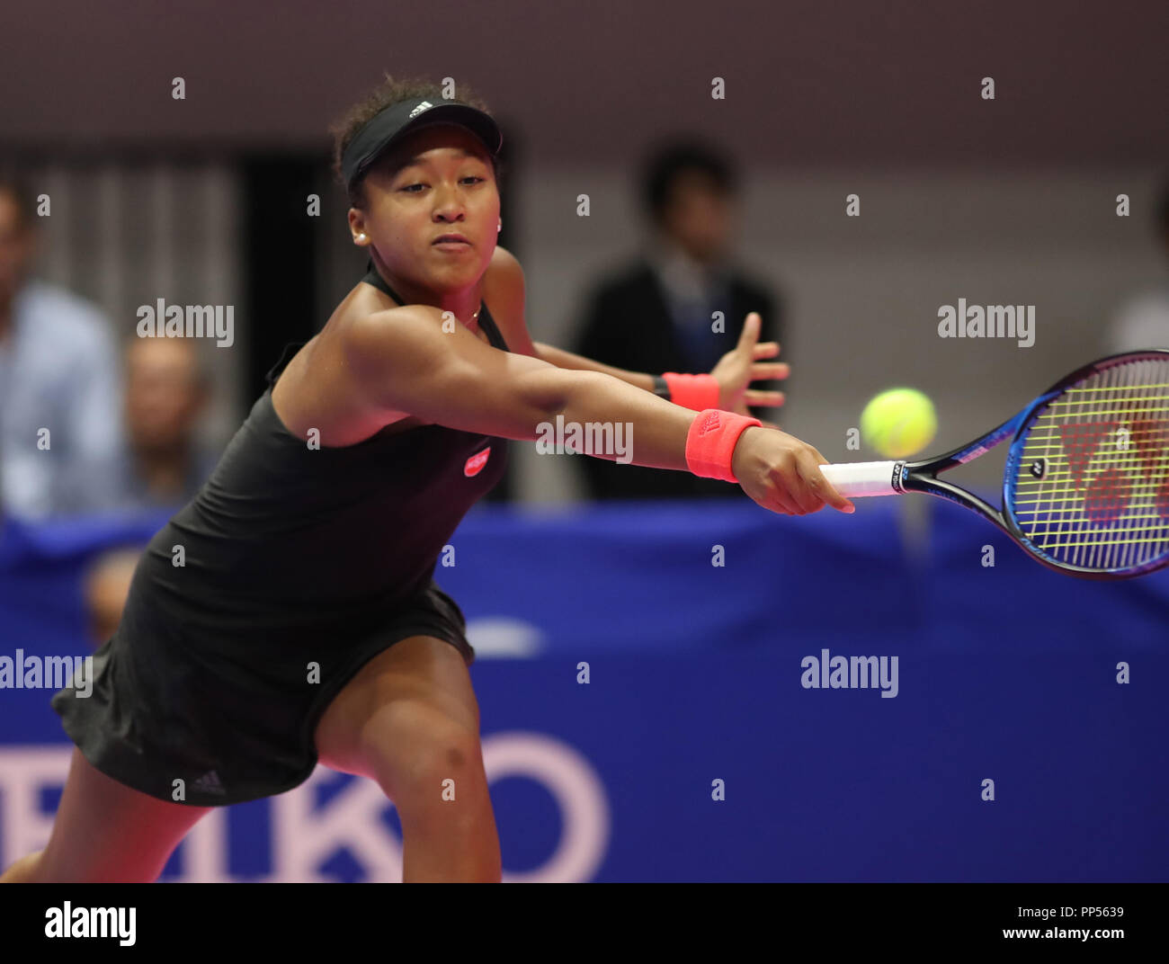 Tokyo, Japon. 22 Sep, 2018. Champion de l'US Open du Japon Osaka Naomi renvoie la balle contre Camila Giorgi de l'Italie au cours de la demi-finale du Toray Pan Pacific Open de tennis à Tokyo le samedi, Septembre 22, 2018. Osaka défait Giorgi 6-2, 6-3. Credit : Yoshio Tsunoda/AFLO/Alamy Live News Banque D'Images