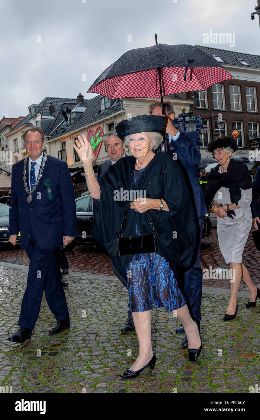 Den Bosch, aux Pays-Bas. 29Th Sep 2018. La princesse Beatrix des Pays-Bas arrive à l'Sint-Janskathedraal à Den Bosch, le 23 septembre 2018, pour assister à un concert de jubilé en l'honneur des 700 ans de l'Illustre Lieve Vrouwe Broederschap (ILVB) Photo : Albert Nieboer/ Pays-Bas OUT/Point de vue OUT | Crédit : dpa/Alamy Live News Banque D'Images