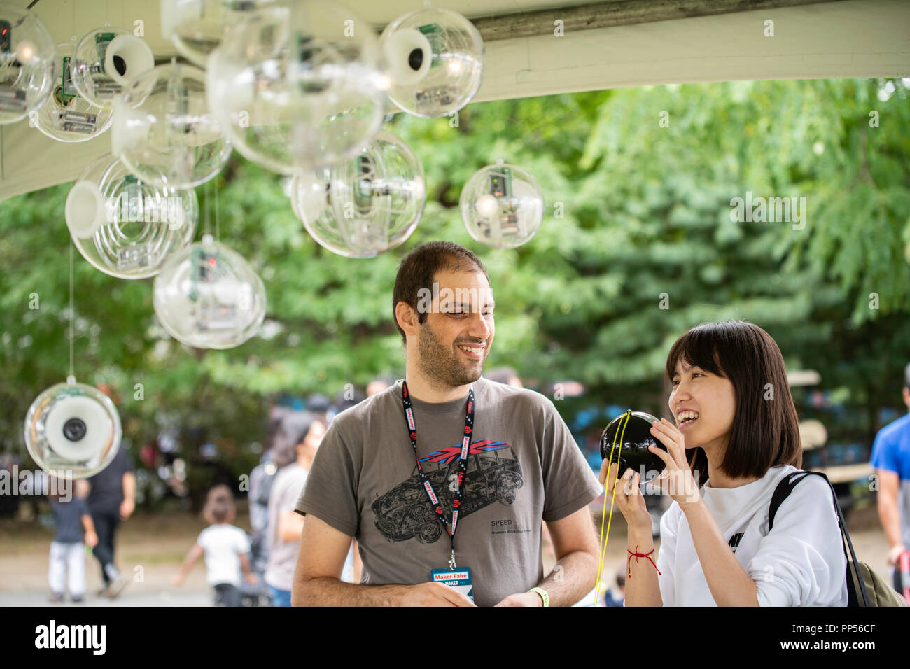 New York, USA, 22 Septembre, 2018 de Ziv Yariv Pologne témoigne de l'écho pour Shuangming urbain Pang, un étudiant chinois à la Maker Faire à New York. Echo urbain est une installation créée par Klem Jankiewicz. Le monde Maker Faire est un événement de deux jours qui comprend des expositions, conférences et ateliers portant sur les décisions et la culture DIY. Credit : A.L. Faille/Alamy Live News Banque D'Images