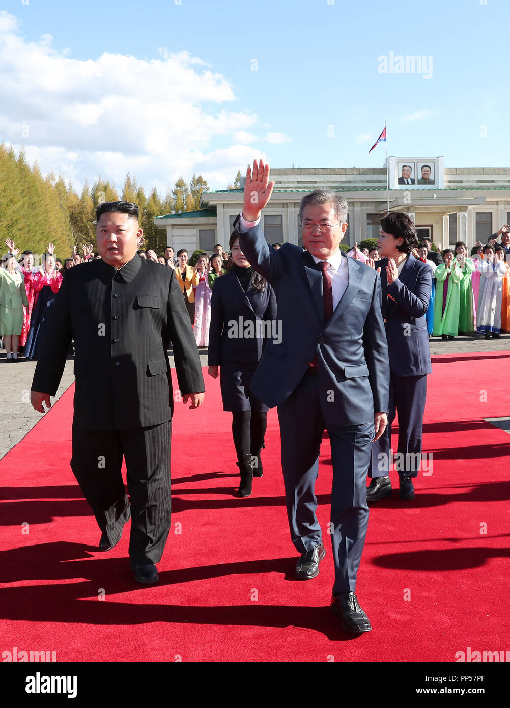 Sommet intercoréen, Sep 20, 2018 : le dirigeant nord-coréen Kim Jong-Un et le président sud-coréen Moon Jae-In (R) marcher ensemble à une cérémonie d'adieu pour la lune à la Samjiyon airport de Samjiyon près du Mont Paekdu, au nord-est de Pyongyang, en Corée du Nord avant le départ de ce dernier à Séoul. Le président sud-coréen Moon a visité la Corée du Nord de Sep 18-20, 2018 pour son troisième sommet avec le dirigeant nord-coréen Kim. Photo prise le 20 Sep 2018. Usage ÉDITORIAL UNIQUEMENT (crédit obligatoire : Pyeongyang Corps Presse/Piscine/AFLO) (CORÉE DU NORD) Banque D'Images