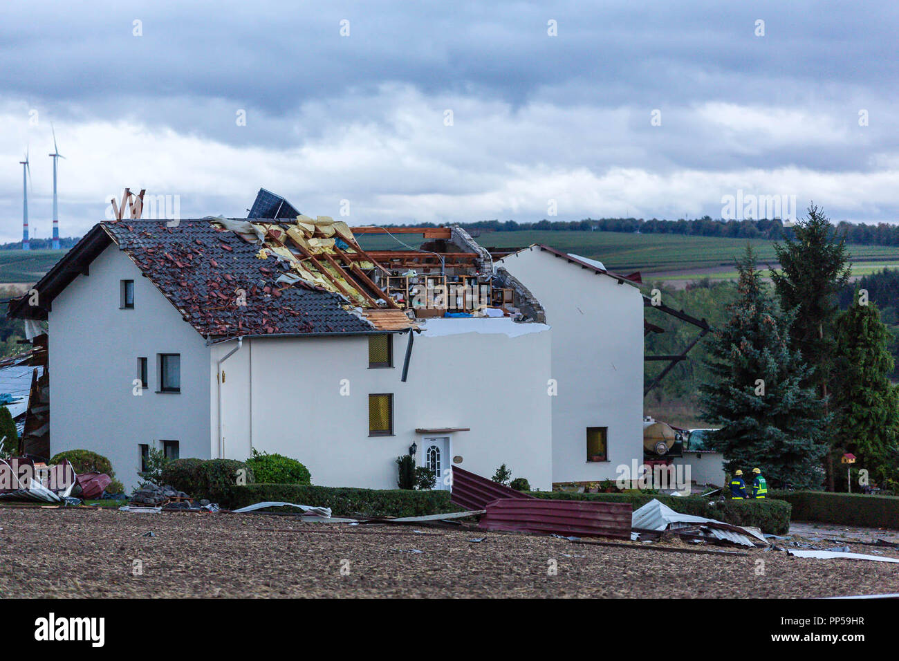 23 septembre 2018, Rhénanie-Palatinat, Nieder-Olm : l'ouragan-comme des bourrasques causé de nombreux dommages dans le district de Mayence-bingen en fin d'après-midi et dans la soirée de dimanche. Dans la région de Nieder-Olm, de nombreux toits ont été couverts, les arbres déracinés et les objets tourbillonnèrent dans l'air. Photo : Stenzel/Wiesbaden112.de/dpa Banque D'Images