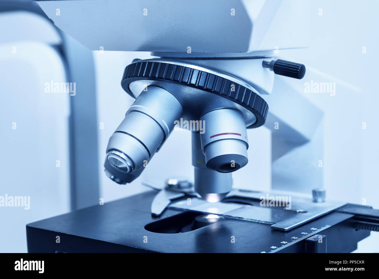 Close up of microscope professionnel au laboratoire Banque D'Images