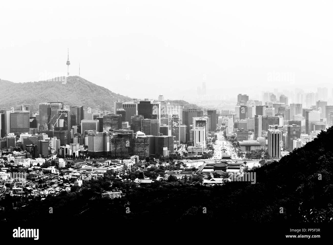 Vue en noir et blanc de Gyeongbokgung Palace et la place Gwanghwamun du Baegak Mountain, Séoul, Corée du Sud. Banque D'Images