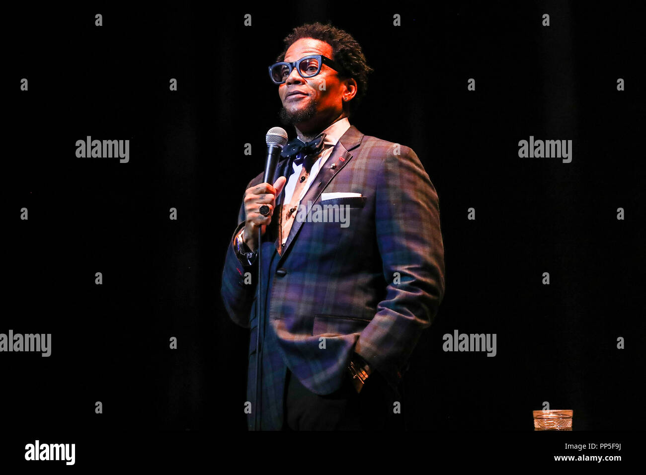 Comédien DL HUGHLEY effectue en Caroline du Nord dans le cadre de sa tournée 2017. Darryl Lynn 'D. L.' Hughley est un acteur américain, commentateur politique, animateur de radio, auteur et comédien. Banque D'Images