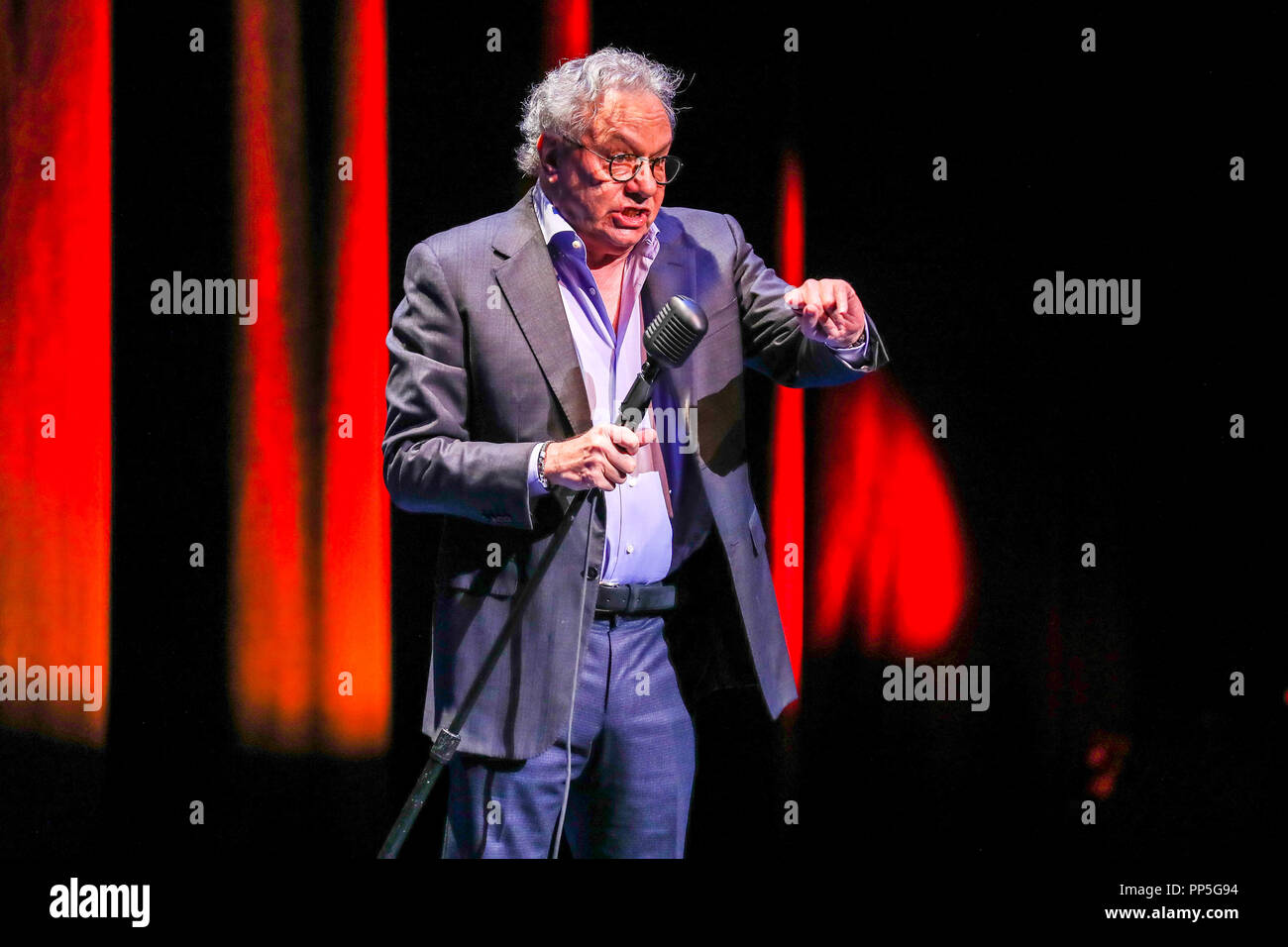 Comédien LEWIS BLACK effectue vivre en Caroline du Nord. Lewis Niles Black est un comédien, auteur, dramaturge, critique social et acteur. Il est surtout connu pour son comportement en colère et belliqueux, style comique dans lequel il simule souvent avoir une dépression. Banque D'Images