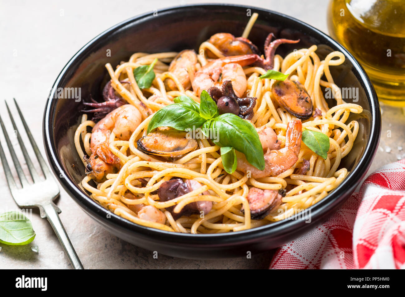 Les pâtes spaghetti aux fruits de mer et la sauce tomate Photo Stock - Alamy