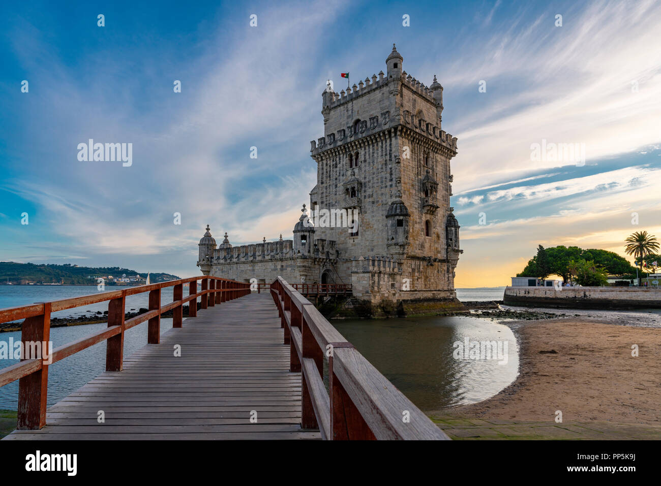 La Tour de Belém à Lisbonne, au Portugal, pendant le coucher du soleil Banque D'Images