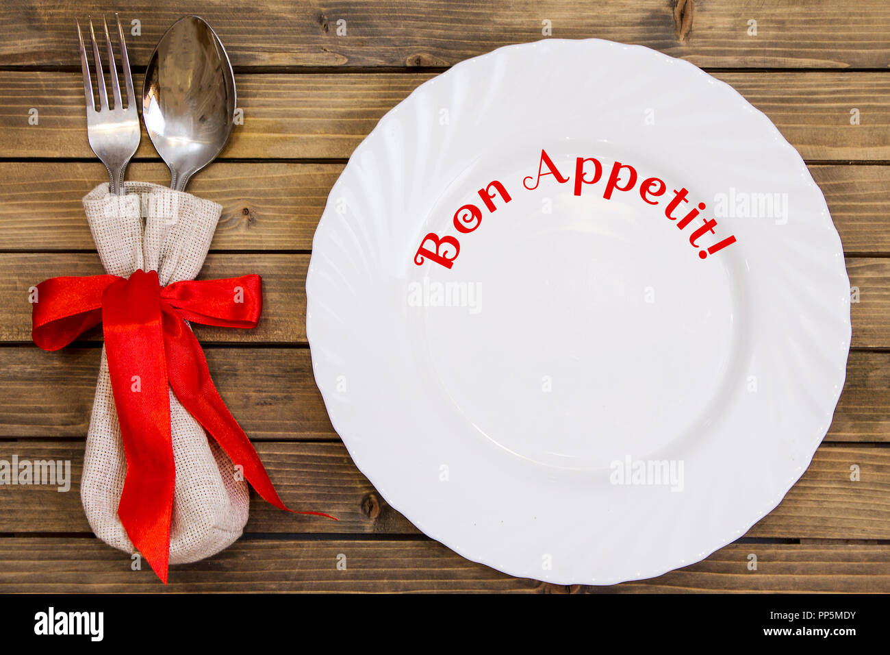 Plat vide et couverts sur fond de bois Vue rapprochée du haut. Dîner avec texte ou texte. Bon appétit Banque D'Images