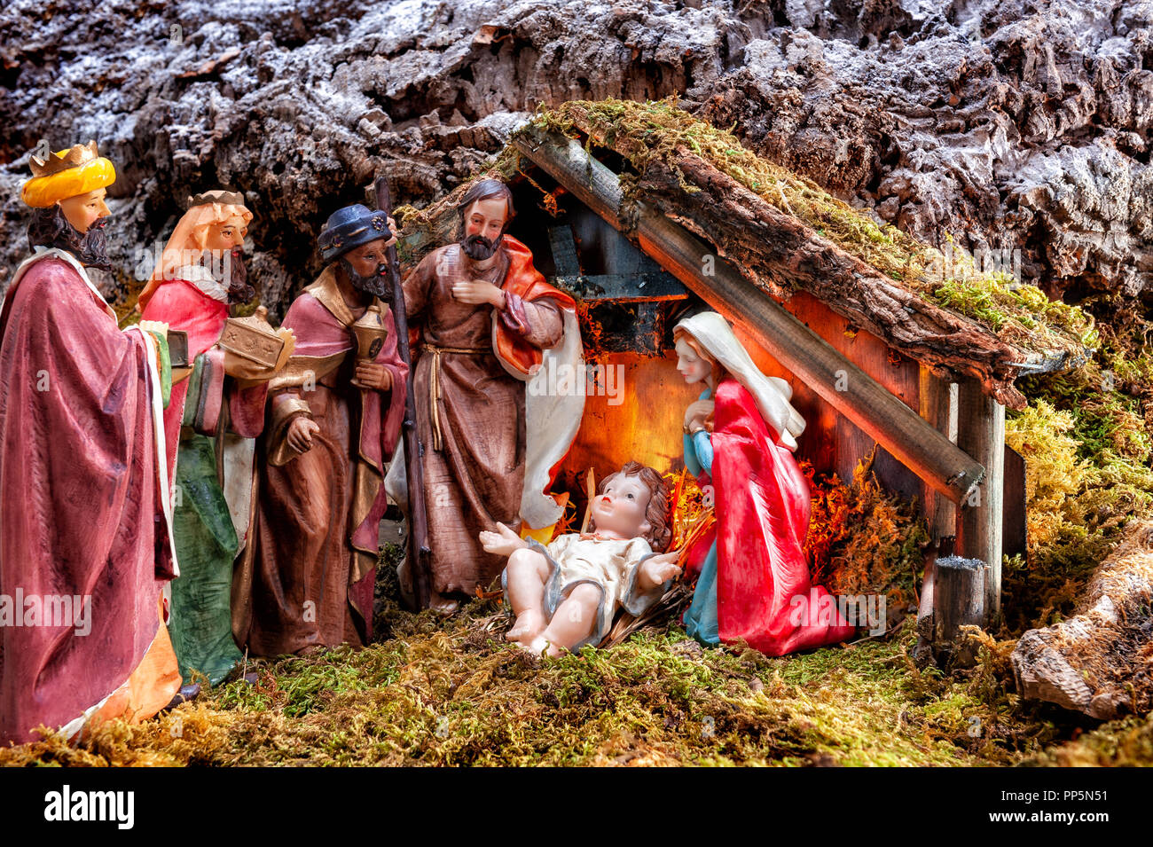 Crèche De Noël – La Sainte Famille (Marie, Joseph, Jésus) En Figurine 19,5 Cm – Décoration Et Cadeau De Noël