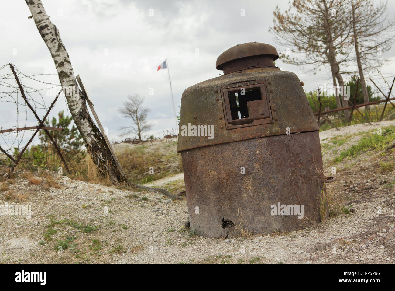 Poste d'observation utilisé dans les tranchées pendant la Première Guerre mondiale, en la main de Massiges dans Marne région au nord-est de la France. La Main de Massiges était l'un des sites majeurs de la Première Guerre mondiale de 1914 à 1918. La tranchée d'origine allemande a été conquis par le 23e Régiment d'infanterie coloniale de l'armée française le 25 septembre 1915 et a été la première ligne de défense française de septembre à octobre 1915. La tranchée poste d'observation a été restauré au cours des travaux de restauration de la région réalisé par la main de Massiges Association depuis 2009. Banque D'Images