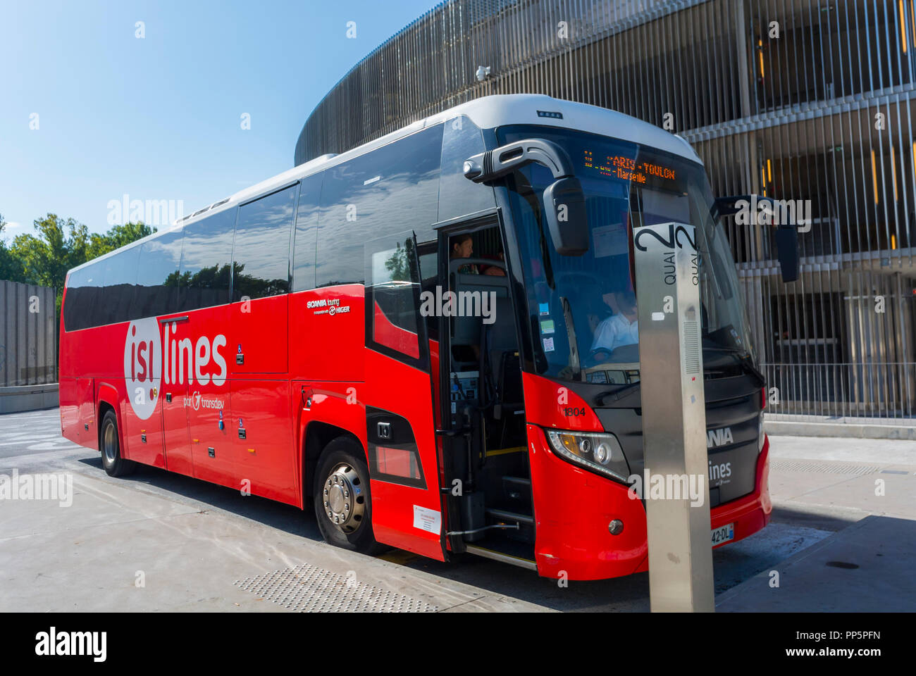 AIX-en-Provence, FRANCE, bus à bas prix à la gare routière publique ISI  lignes, bus de transport, à l'extérieur Photo Stock - Alamy
