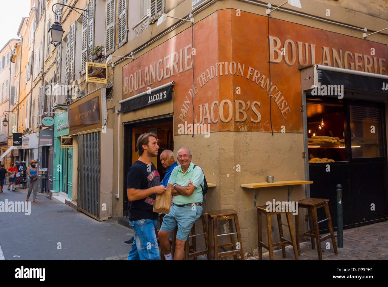 Aix-en-Provence, FRANCE, hommes, scène de rue, vieille ville, boulangerie française boulangerie Front, Vintage, provence aix en provence scène de ville Banque D'Images