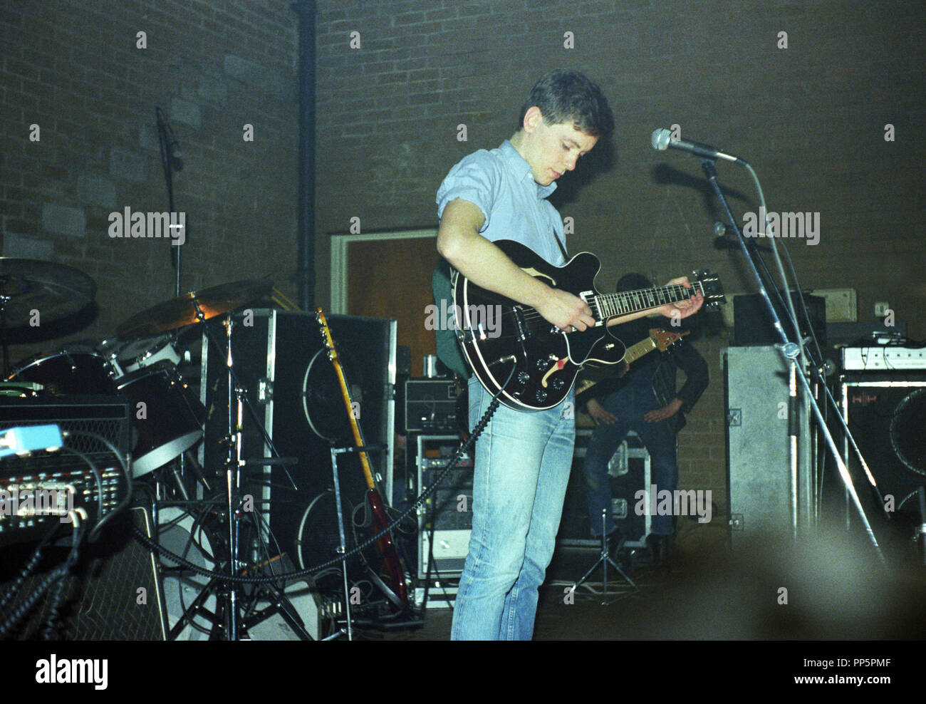 New Order en Bernard Sumner, Bedford Boy's Club, 1981 Banque D'Images