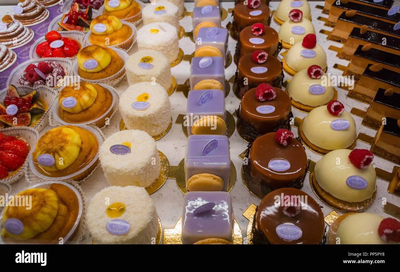 Aix En Proevnce France Detail Afficher Les Gateaux Francais Patisserie Francaise Cafe Salon De The Weibel Boulangerie Interieur De La France Photo Stock Alamy