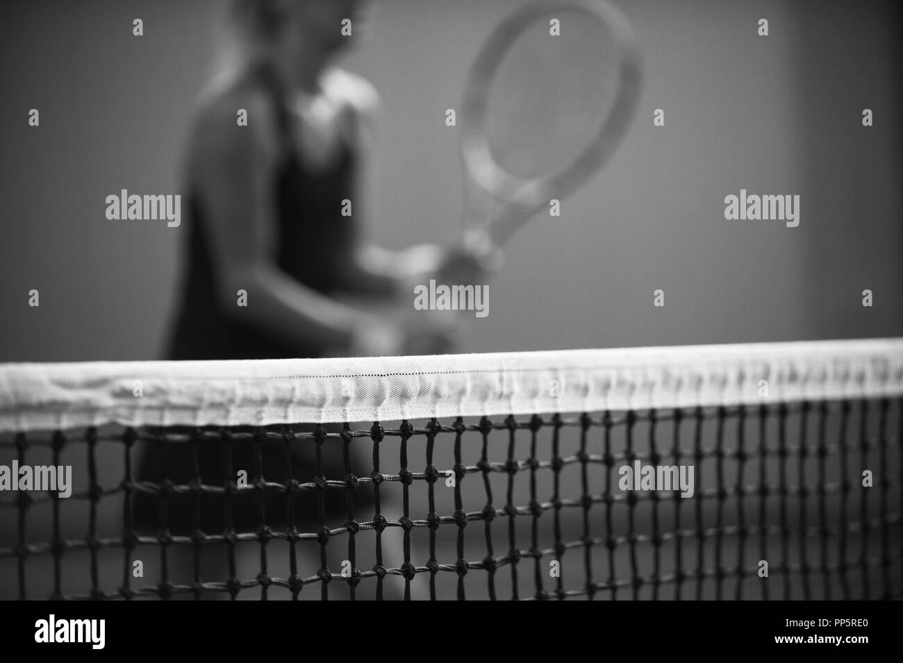 Net de tennis sur fond flou player. Le noir et blanc Banque D'Images