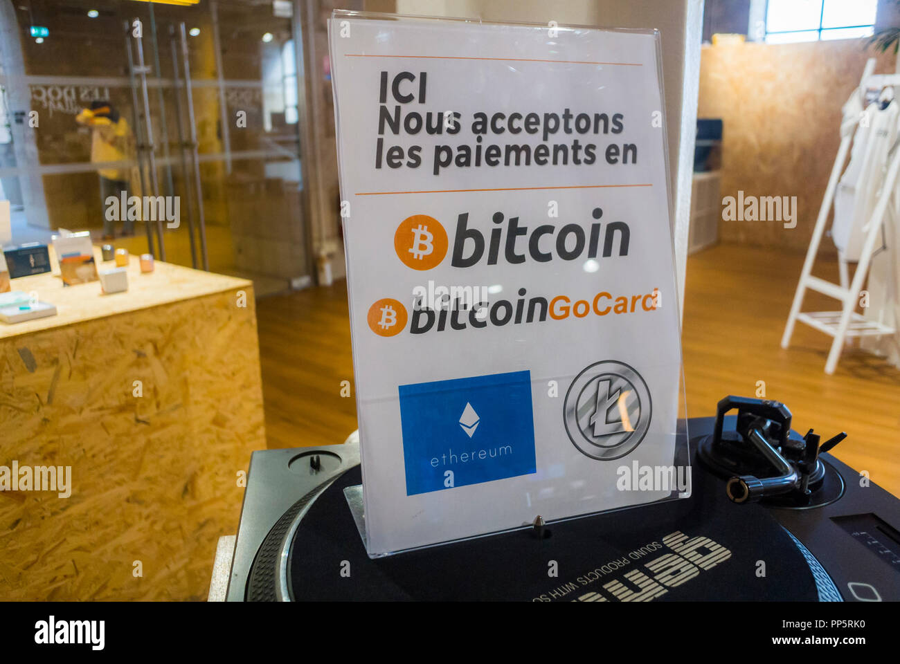 Marseille, FRANCE, détail paiement Bitcoin se connecter concept Store, à l'intérieur, Centre commercial, Centre ville, les Docks village, magasins avec paiements mobiles, signer Banque D'Images