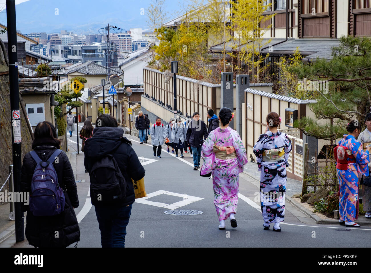 KYOTO, JAPON - 09 MAI 2018 : Deux jeunes filles colorés japonais vêtus de kimonos traditionnels marchant dans une rue de Gion Banque D'Images