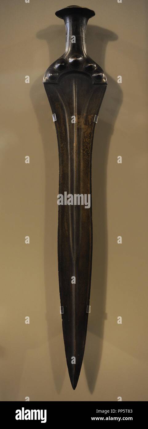 Hilted épée. Le bronze. 17ème-16ème siècles avant J.-C.. De Pella, en Macédoine, en Grèce. Neues Museum. Berlin. L'Allemagne. Banque D'Images