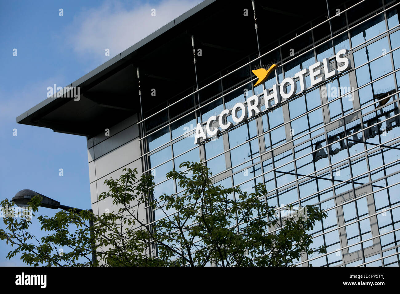 Un logo affiche à l'extérieur d'un établissement occupé par AccorHotels à Munich, Allemagne, le 26 août 2018. Banque D'Images