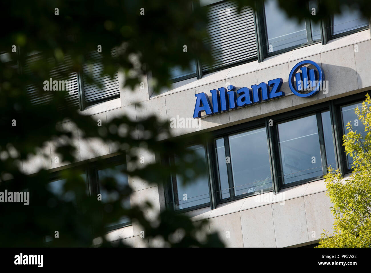 Un logo affiche à l'extérieur d'un établissement occupé par Allianz SE à Munich, Allemagne, le 29 août 2018. Banque D'Images