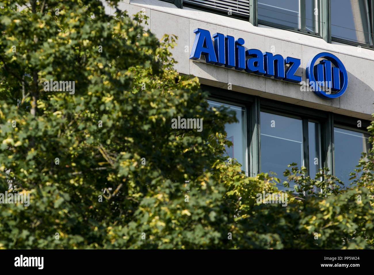 Un logo affiche à l'extérieur d'un établissement occupé par Allianz SE à Munich, Allemagne, le 29 août 2018. Banque D'Images