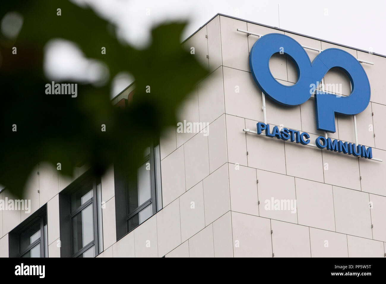 Un logo affiche à l'extérieur d'un établissement occupé par Plastic Omnium à Munich, Allemagne, le 31 août 2018. Banque D'Images