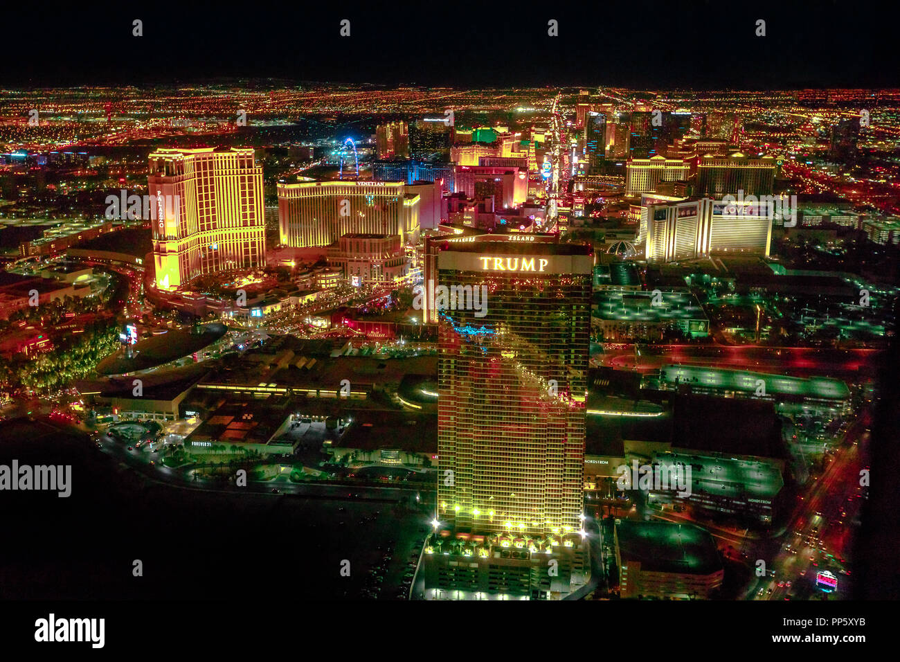 Las Vegas, Nevada, United States - 18 août 2018 : Vue aérienne de la Bande de Las Vegas la nuit. Vol de nuit panoramique ci-dessus : Trump International Hotel, Le Palais, le Mirage, le vénitien, le Casino Bellagio Banque D'Images