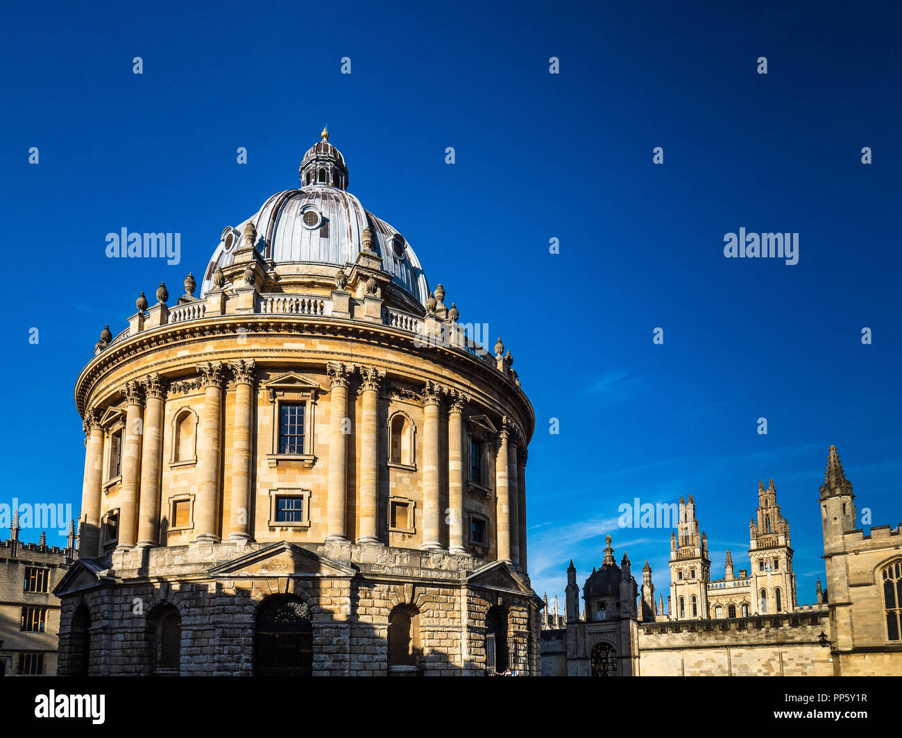 Oxford Radcliffe Camera - conçu par James Gibbs de tenir la Bibliothèque Scientifique Radcliffe circulaire la bibliothèque a ouvert en 1749. Connu sous le nom de Rad Cam. Banque D'Images