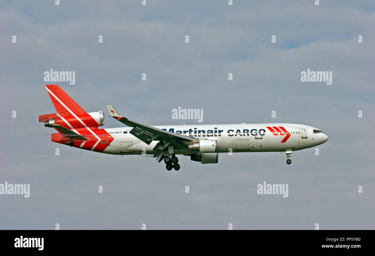 Martinair Cargo McDonnell Douglas MD11 FC à l'atterrissage à Londres Stansted. Banque D'Images