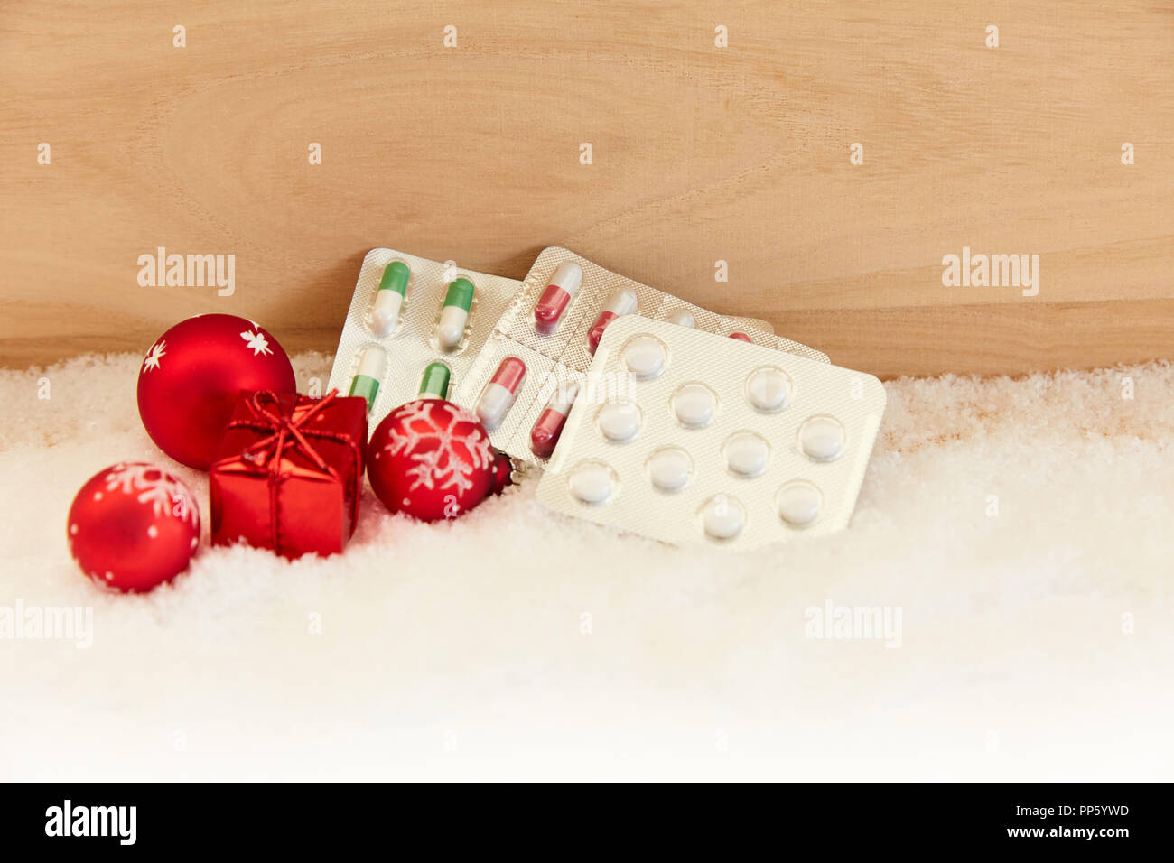 Médicament pour Noël comme cadeau next to Christmas Tree balls Banque D'Images