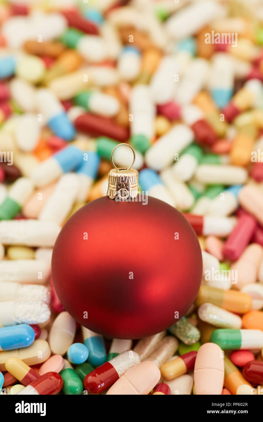 Babiole rouge sur de nombreux médicaments pour Noël Banque D'Images