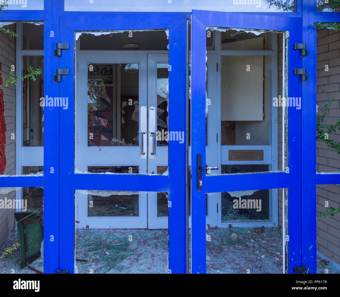 Ancien bâtiment de l'école à l'abandon qui a été abandonné et vandalisé le vandalisme subi Banque D'Images