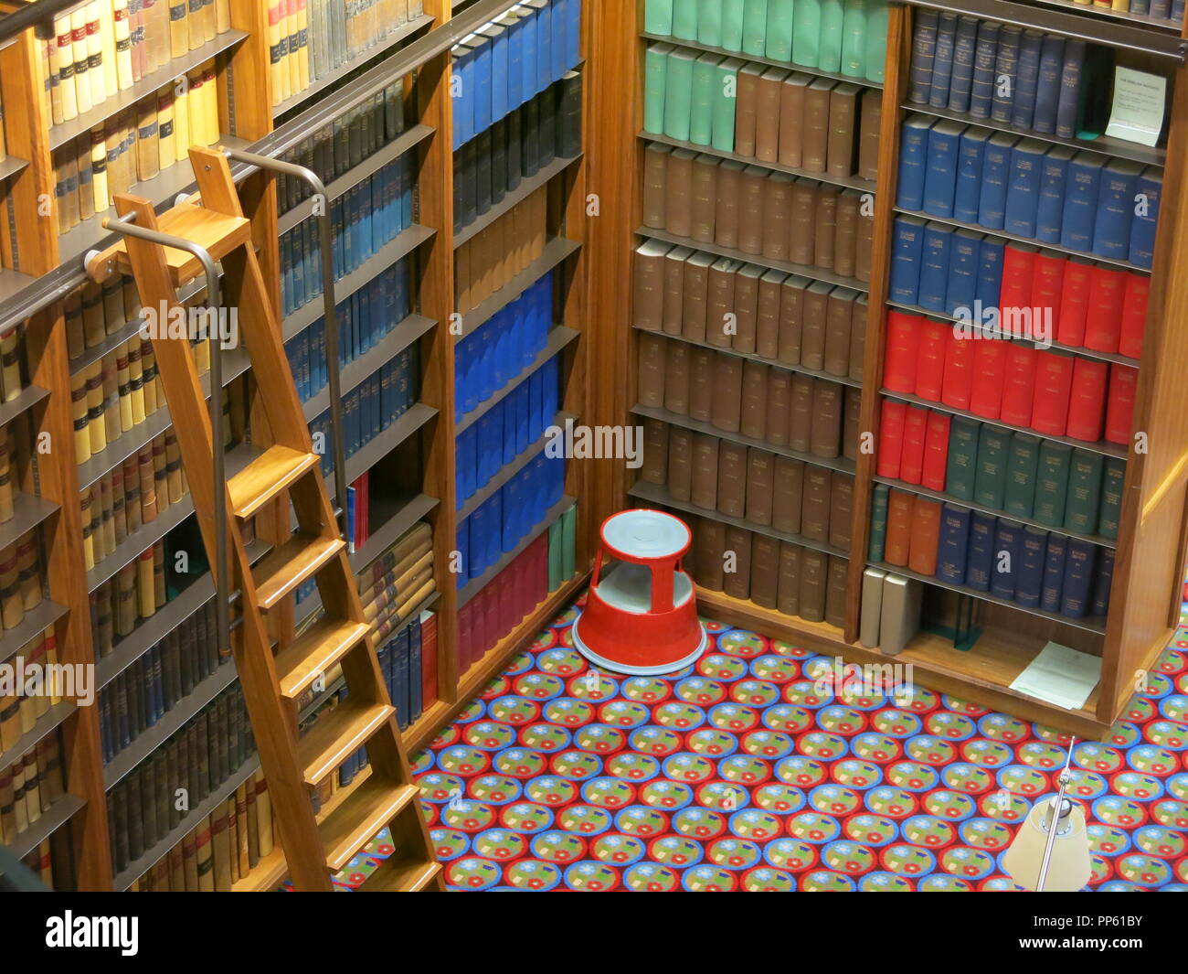 Les visiteurs peuvent voir la magnifique bibliothèque des juges à la Cour suprême dans la place du Parlement, Londres, septembre 2018 Week-end du patrimoine Banque D'Images