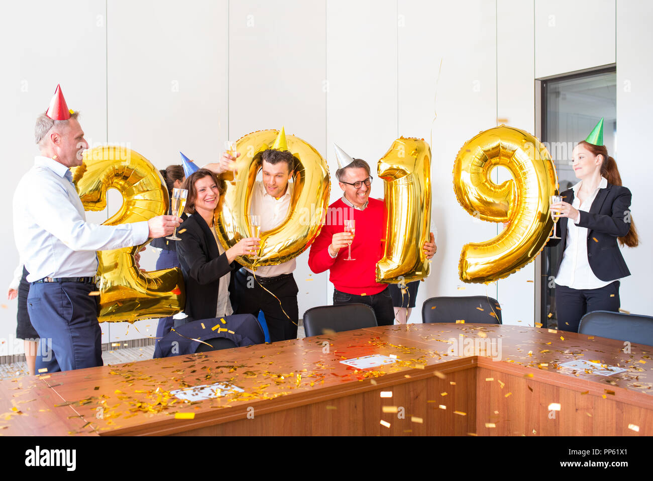 Les gens d'affaires de célébrer le Nouvel An 2019 au party de bureau Banque D'Images