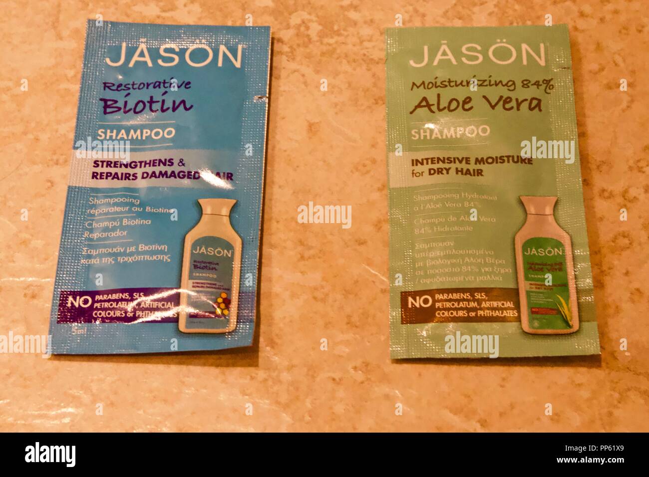 Deux paquets de shampooing à usage unique Jason, un appelé Shampoing Biotin réparatrice et l'Aloe Vera Hydratant 84 % Banque D'Images
