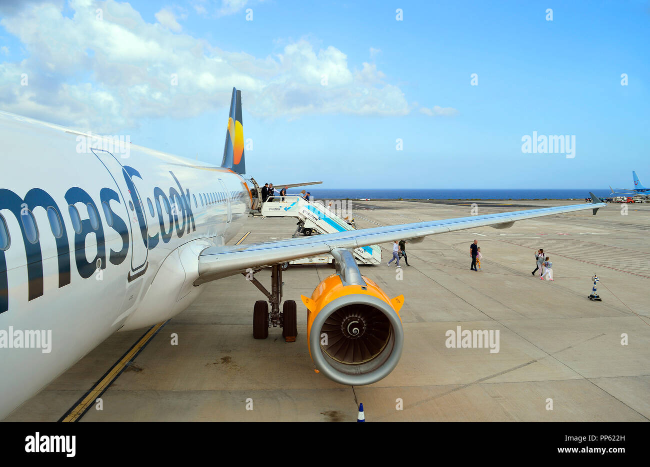 Passagers débarqués forment un Thomas Cook Airbus A320 à l'aéroport de Fuerteventura Banque D'Images