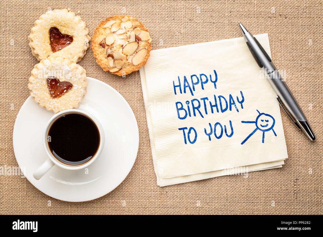 Joyeux Anniversaire A Vous Carte De Souhaits Ecriture Sur Une Serviette Avec Une Tasse De Cafe Et Biscuits Photo Stock Alamy Joyeux Anniversaire A Vous Carte De Souhaits Ecriture Sur Une Serviette Avec Une Tasse De Cafe Et Biscuits Photo Stock Alamy