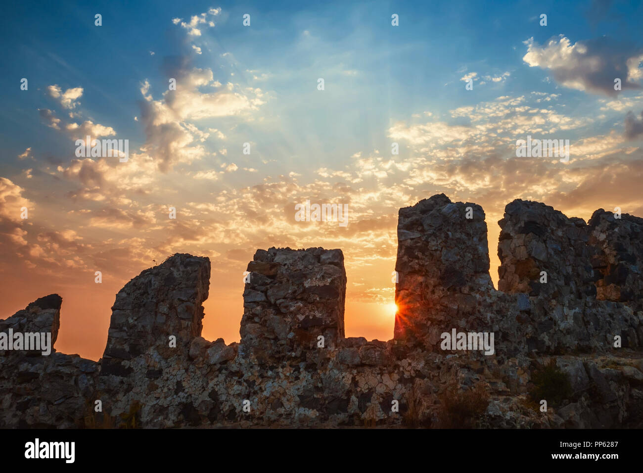 Sur le mur de la forteresse sur la montagne de sunset on sea Banque D'Images