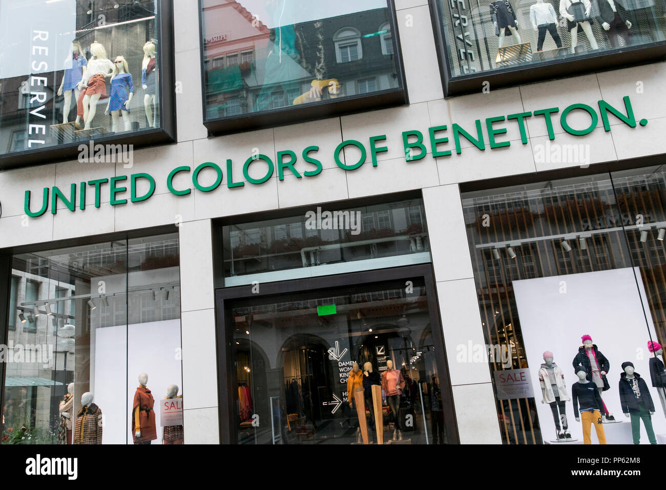 Un logo affiche à l'extérieur d'un United Colors of Benetton store à Munich, Allemagne, le 2 septembre 2018. Banque D'Images