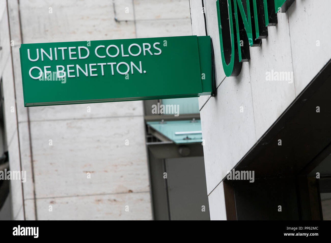 Un logo affiche à l'extérieur d'un United Colors of Benetton store à Munich, Allemagne, le 2 septembre 2018. Banque D'Images