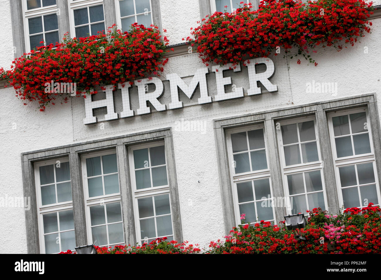 Un logo affiche à l'extérieur du magasin de vente au détail Hirmer à Munich, Allemagne, le 2 septembre 2018. Banque D'Images