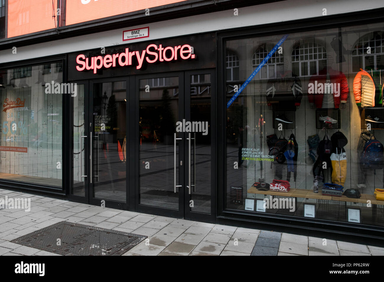 Un logo affiche à l'extérieur d'un magasin de détail Superdry à Munich, Allemagne, le 2 septembre 2018. Banque D'Images